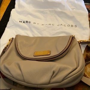 Marc Jacob’s cross shoulder bag in grey